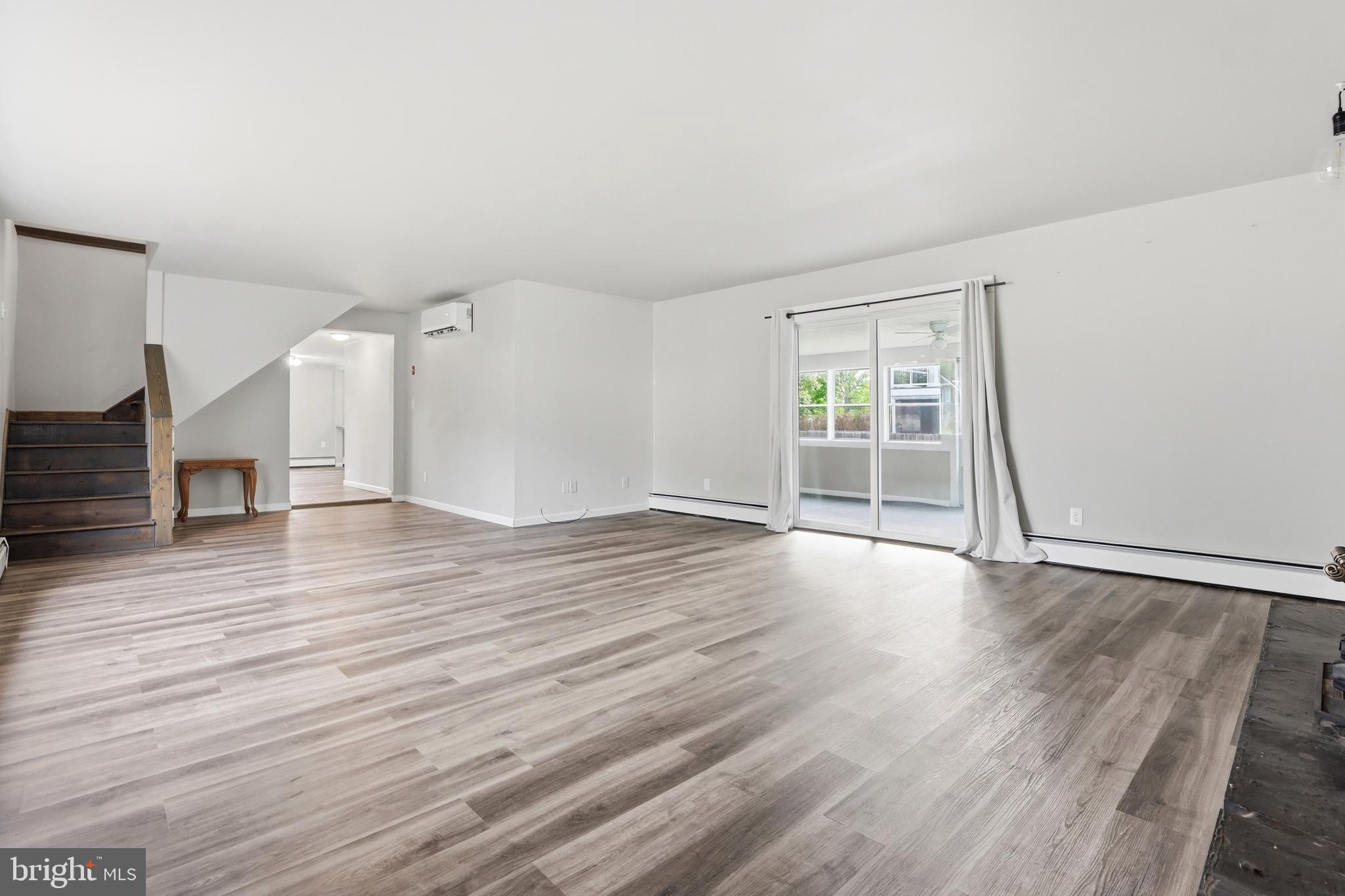 WOODLAND BEACH - Residential