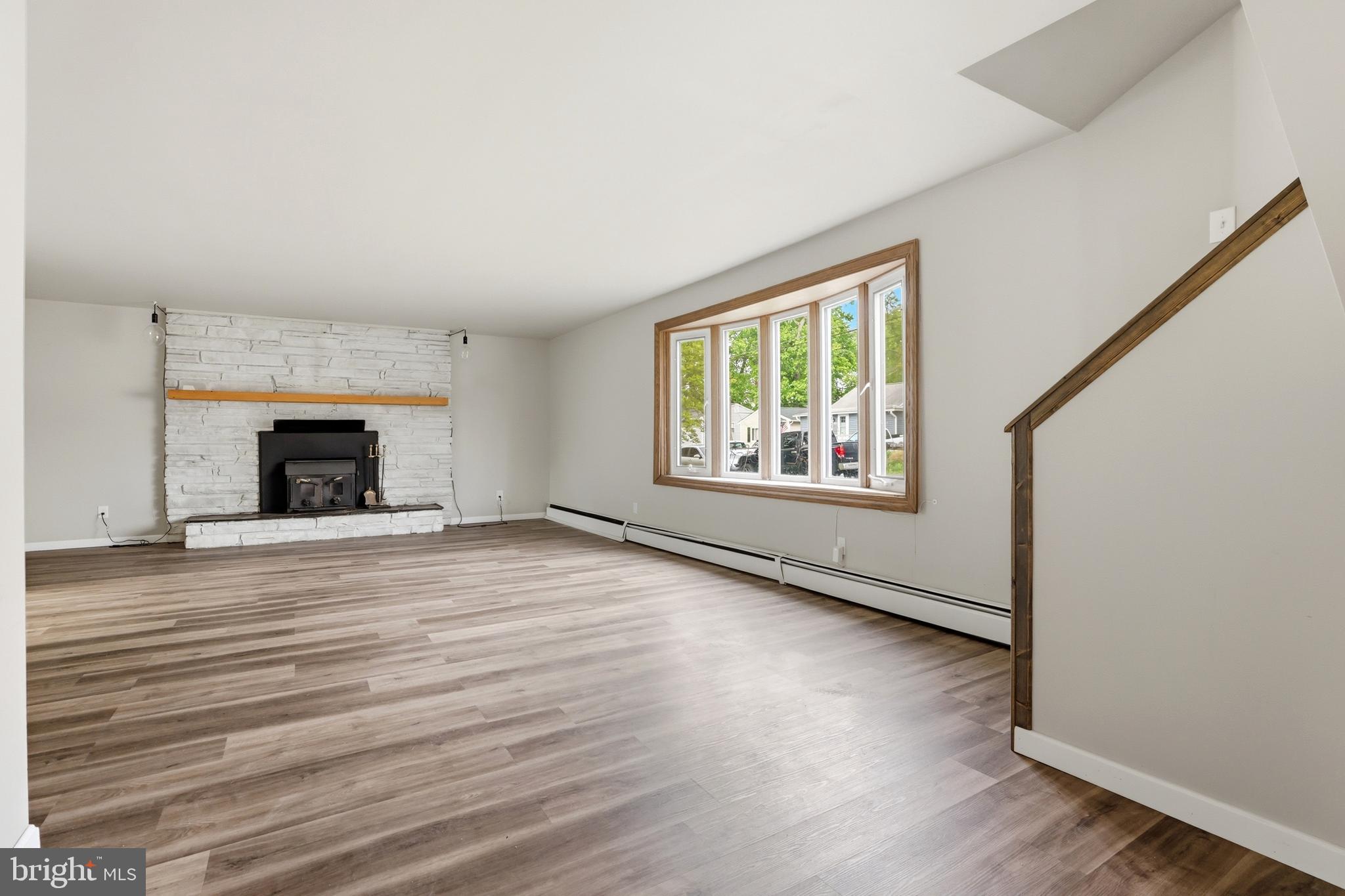 WOODLAND BEACH - Residential