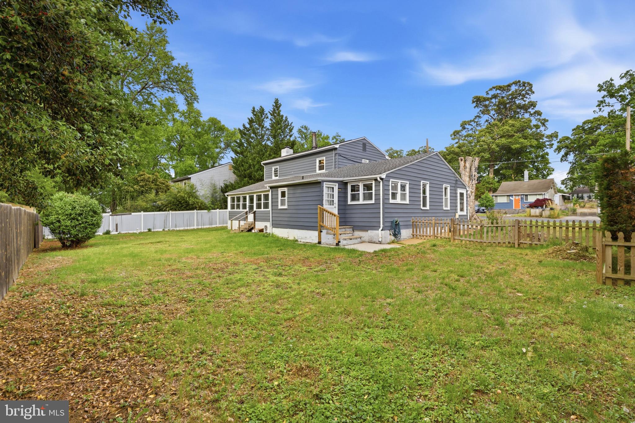 WOODLAND BEACH - Residential