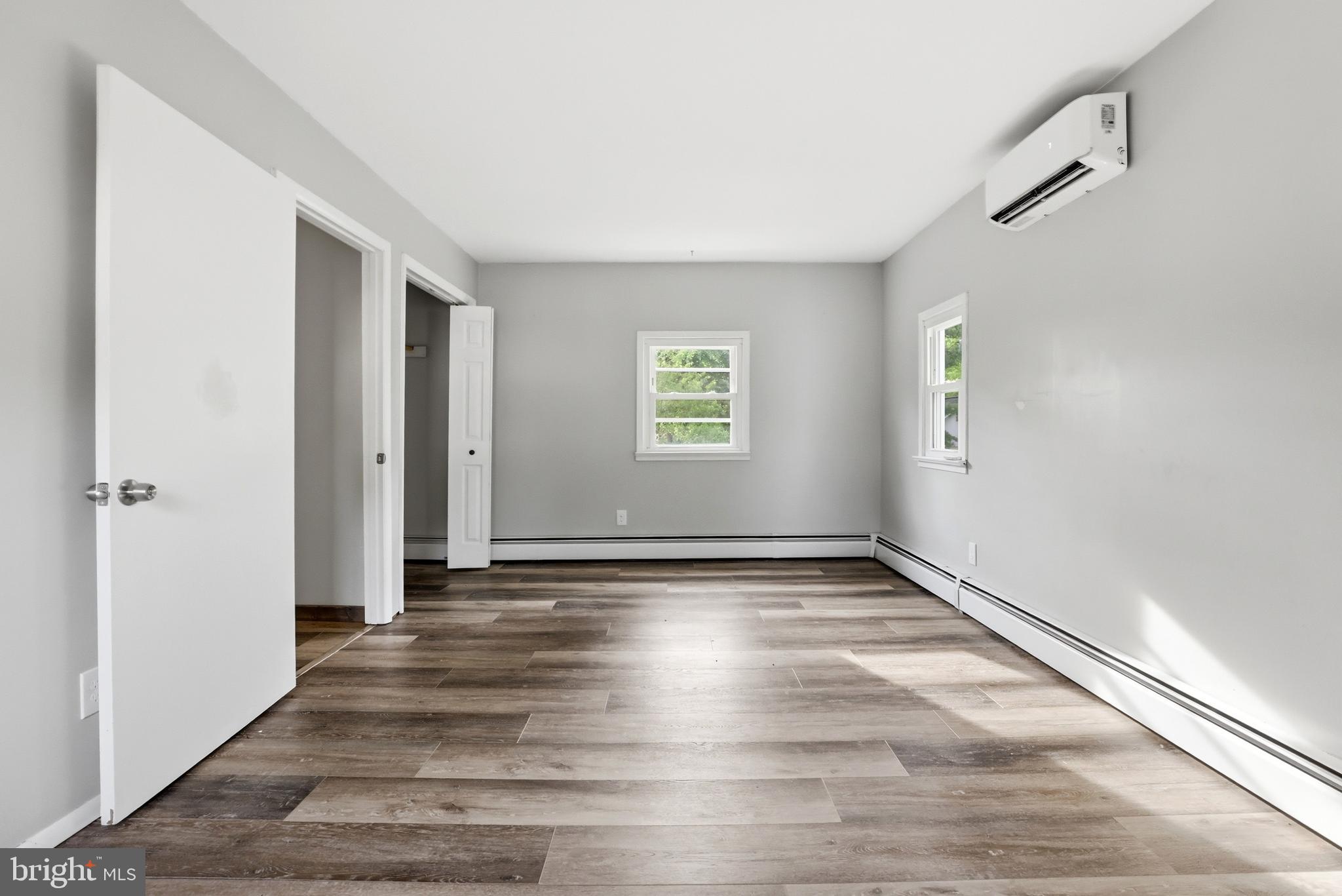 WOODLAND BEACH - Residential