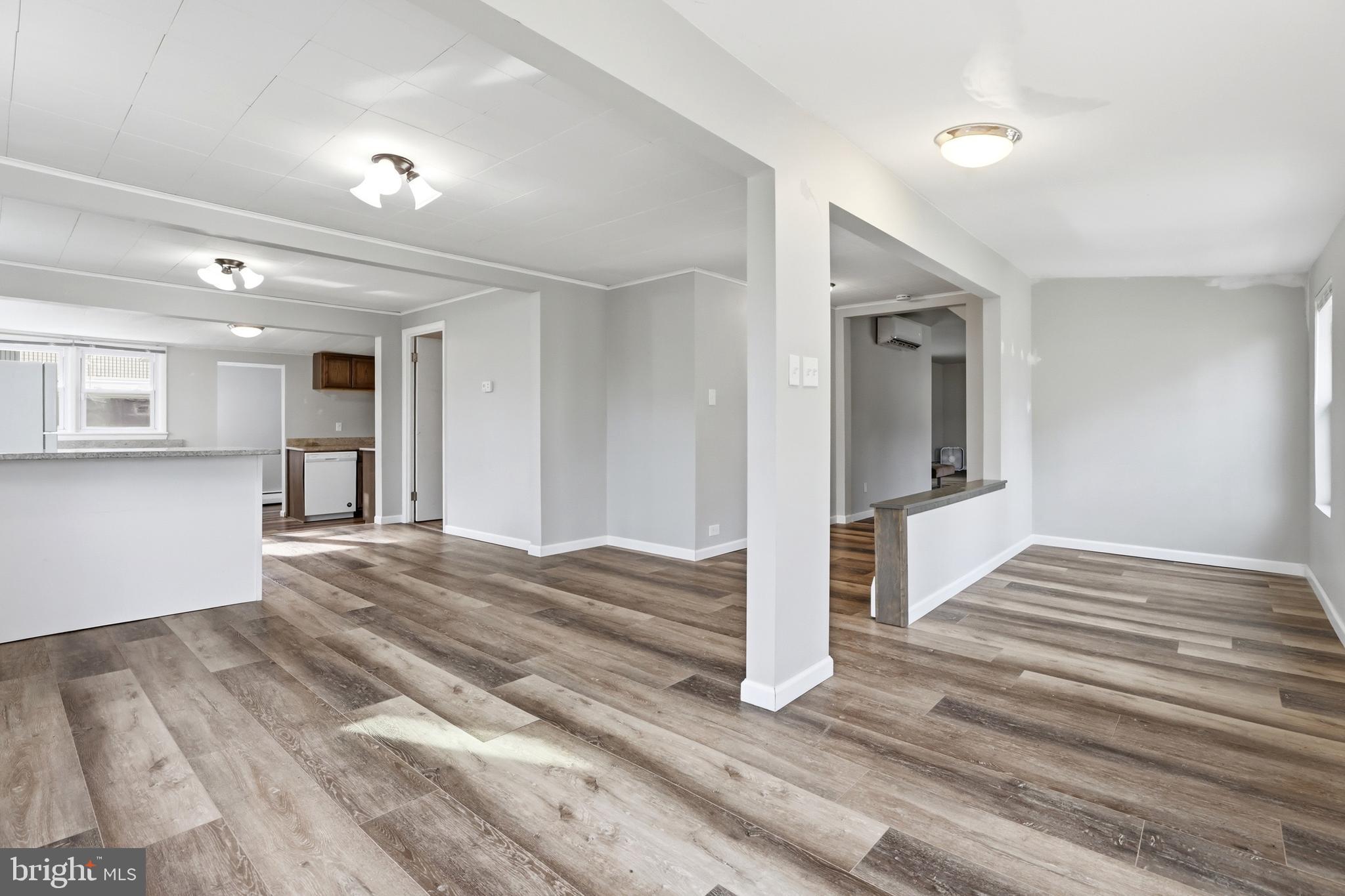WOODLAND BEACH - Residential