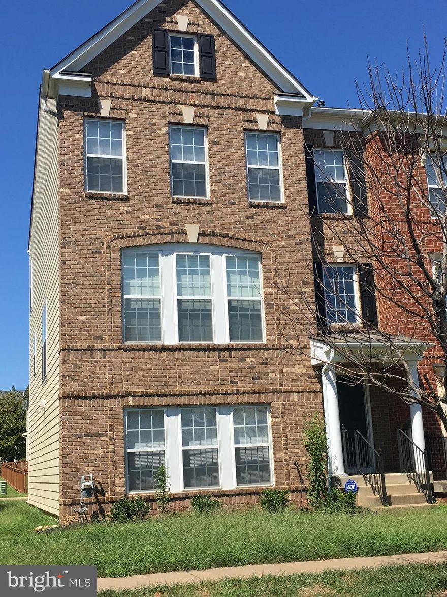 Lovely townhouse located in the heart of Fredericksburg. 3 bedroom and 3 1/2 bathroom end unit with several upgrades in a wonderful neighborhood.