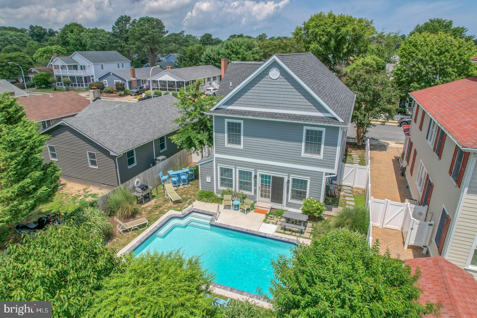 COUNTRY CLUB ESTATES - Residential