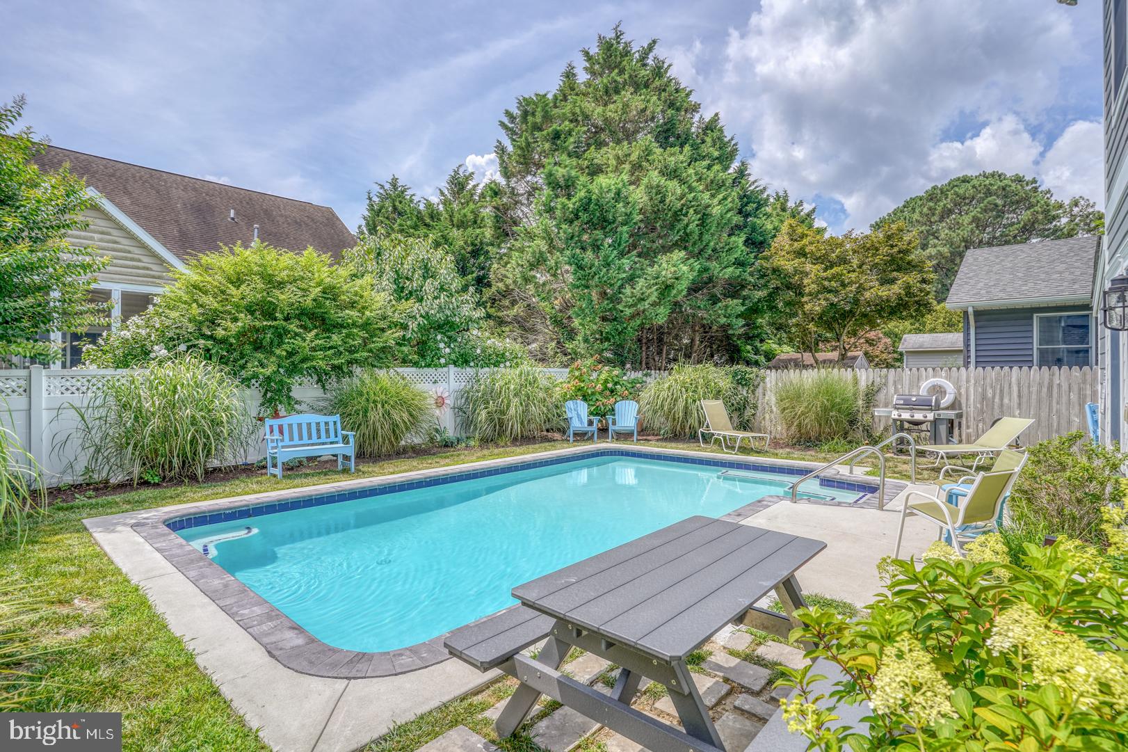 COUNTRY CLUB ESTATES - Residential