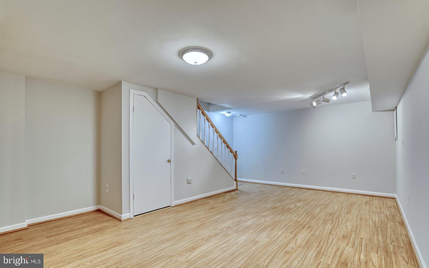 DUNDREE KNOLL - Residential Lease