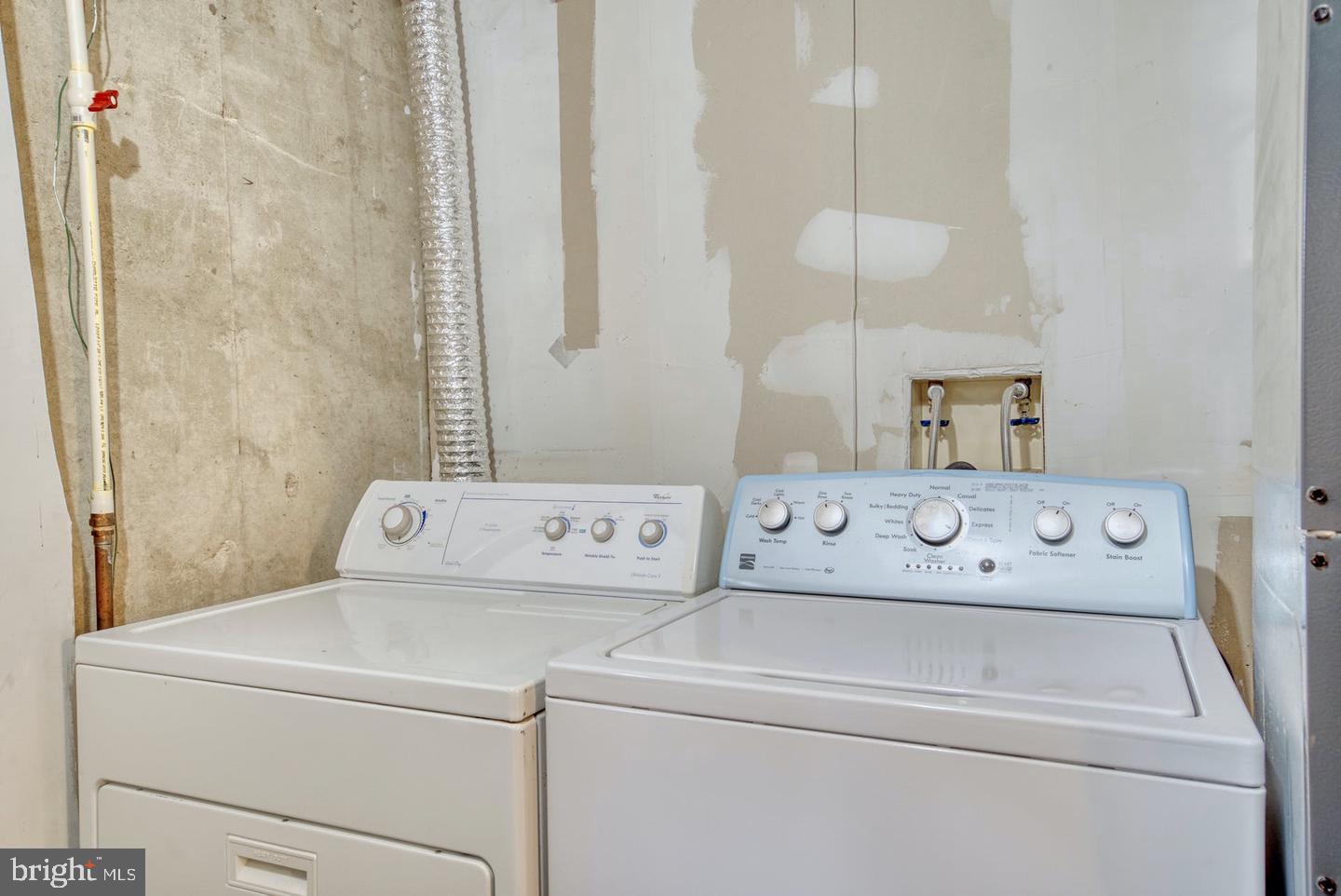 DUNDREE KNOLL - Residential Lease