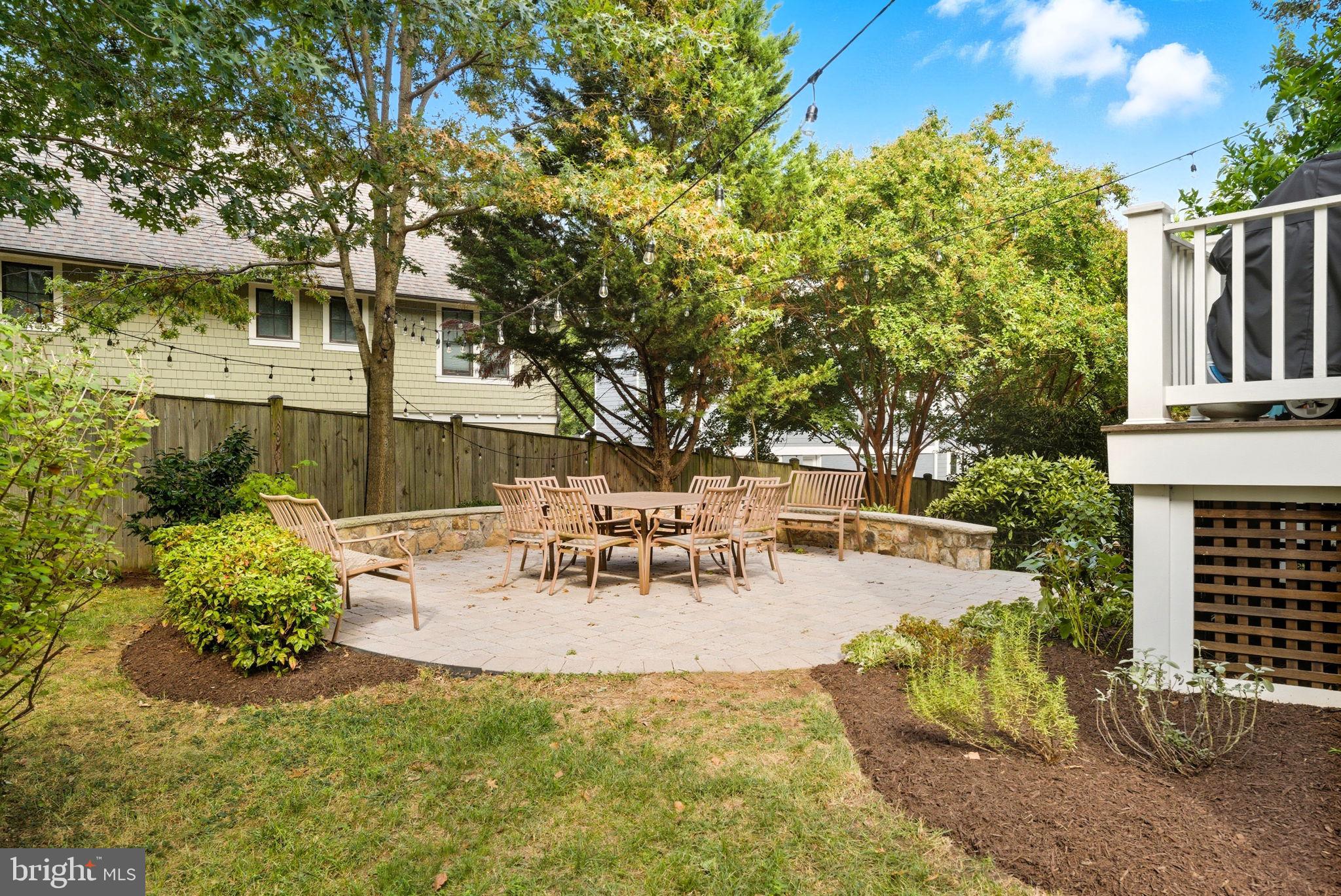 LYON VILLAGE - Residential