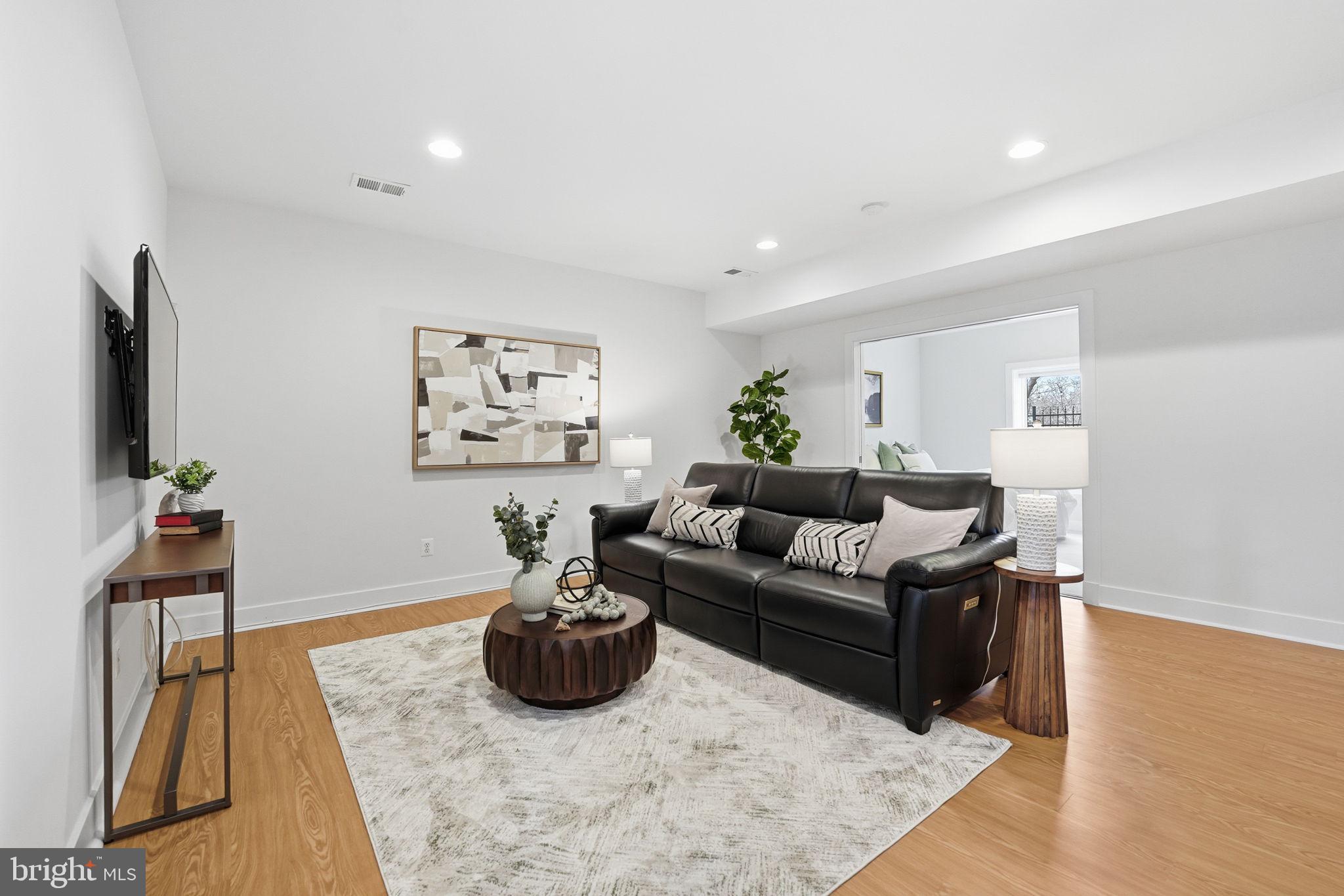 LYON VILLAGE - Residential