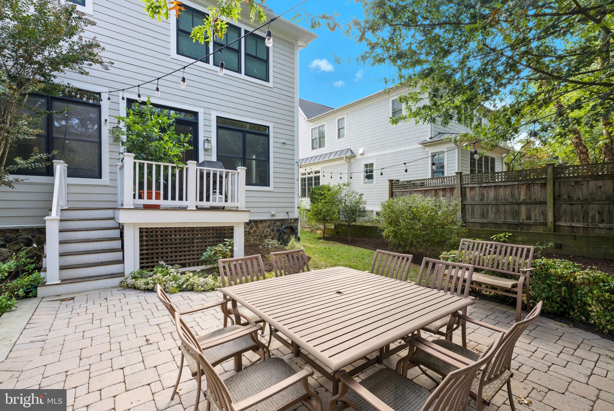 LYON VILLAGE - Residential