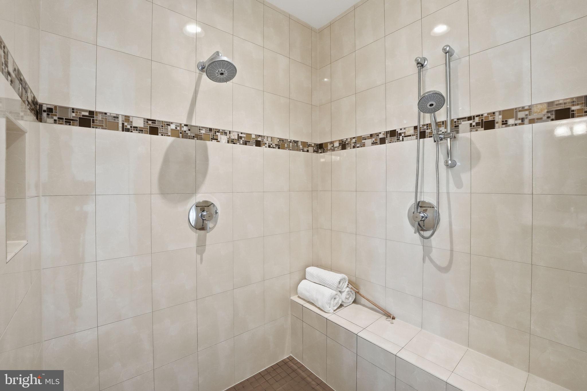 LYON VILLAGE - Residential