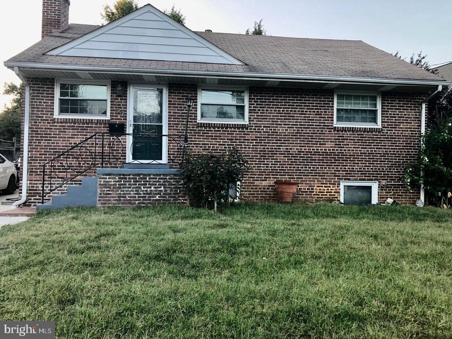 Please call Listing agent to schedule a showing***    Parking is included in the list price ***    Nice detached house in the heart of Arlington!!!   Close to Virginia Hospital Center!!!    Close to Shopping and Public Transportation!!!