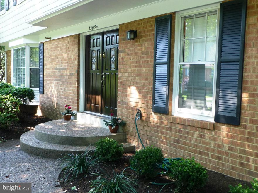 GREAT PRICE and LOCATION!*LAKE RIDGE*UPGRADES GALORE!*CONVENIENT COMMUTE TO DC,PENTAGON, FT BELVOIR,QUANTICO*MASSIVE DECK BACKS TO TREES,PRIV LOT* WDDOUBLE ENTRY DOOR W/STAIND GLASS,HARDWD FLRs MN LV & UL*KIT. :ITALIAN TILE FLR, GRANITE COUNTRS, STAINLES APPLI.;NEW PAINT;UPDATES IN MBR BA, HALL BA & POWDER RM; FR W/ BRICK FP & WO*TREED LOT & GARDENS*RR W/WO TO PATIO,(5TH BR NOT TO CODE),3RD BA.