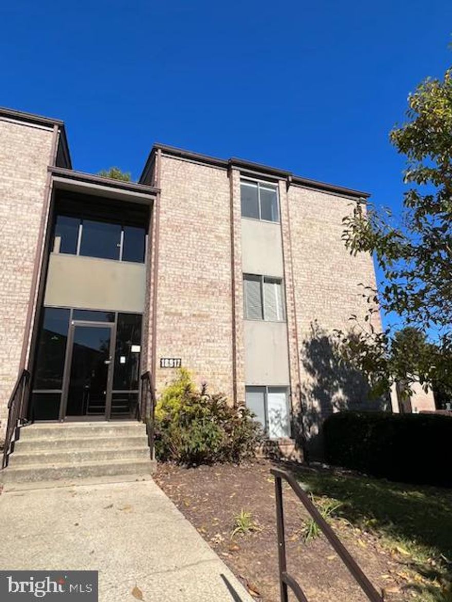 ALL UTILITIES INCLUDED!! ALL NEW FRESH PAINT, SPACIOUS LIVING ROOM &  DINING ROOM, KIT W/ GAS COOKING & SERVING BAR, WASHER/DRYER IN UNIT.  COMMUNITY AMENITIES, CLOSE TO SHOPPING, DINING, TRANSPORTATION.  GCAAR APPS ONLY