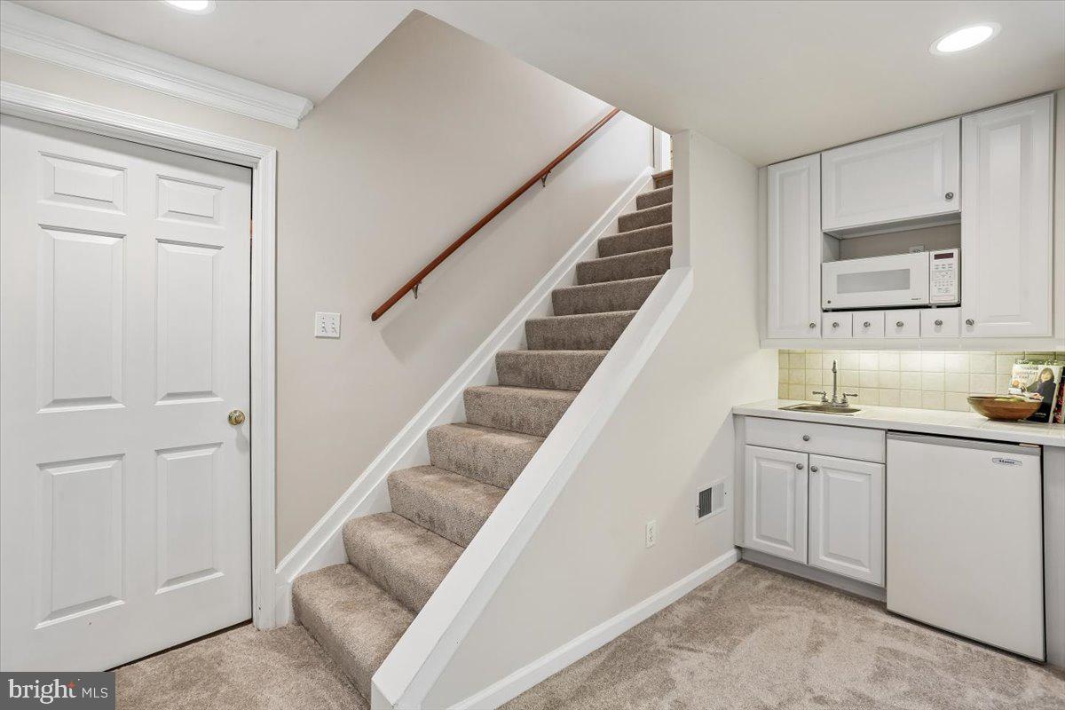 WILLIAMSBURG VILLAGE - Residential