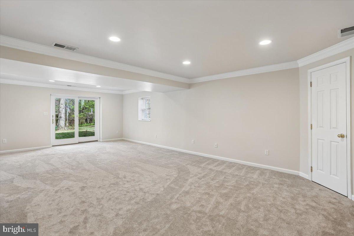 WILLIAMSBURG VILLAGE - Residential