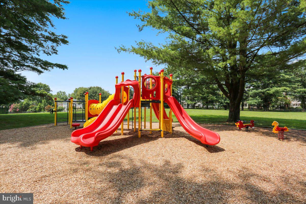 WILLIAMSBURG VILLAGE - Residential