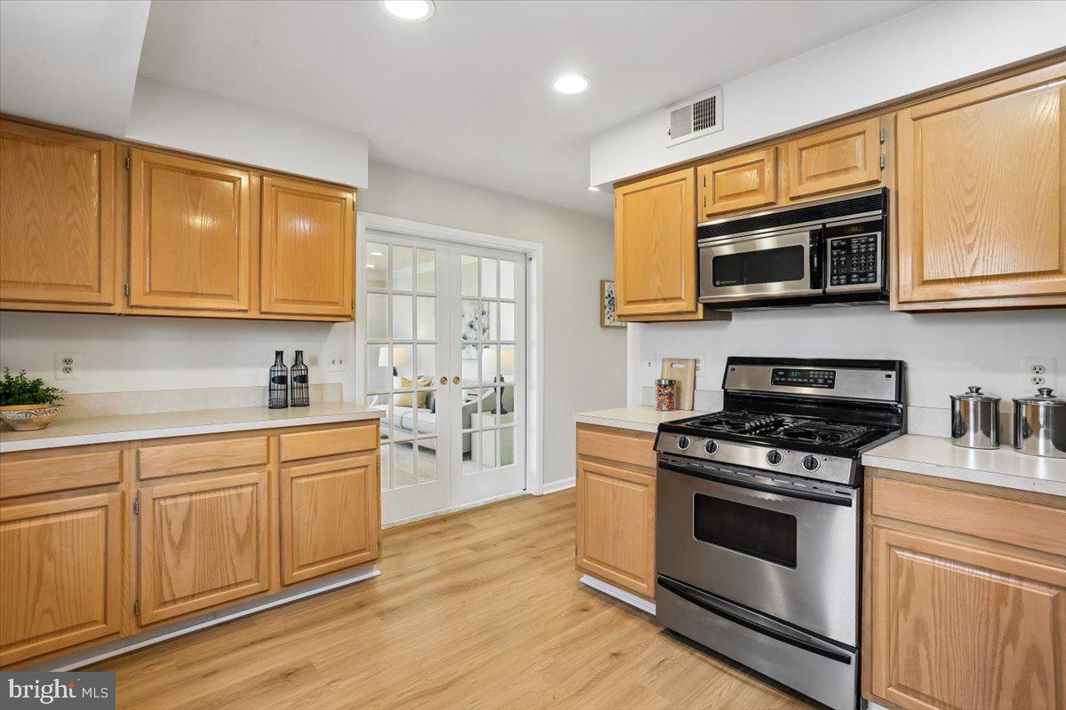 WILLIAMSBURG VILLAGE - Residential