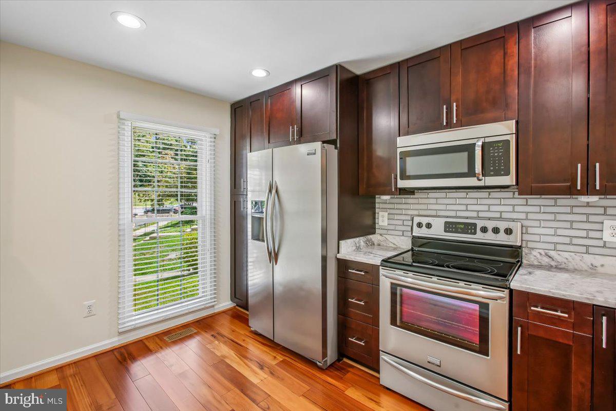 8562 SPRINGFIELD OAKS DRIVE