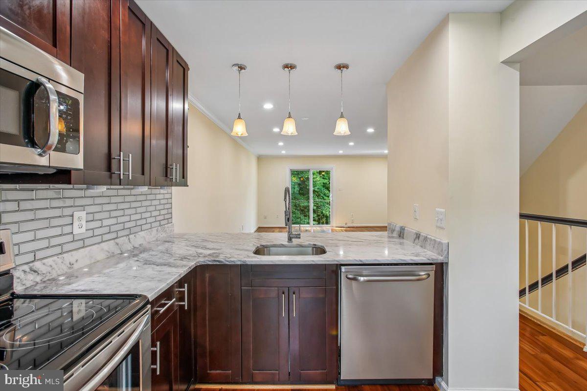 8562 SPRINGFIELD OAKS DRIVE