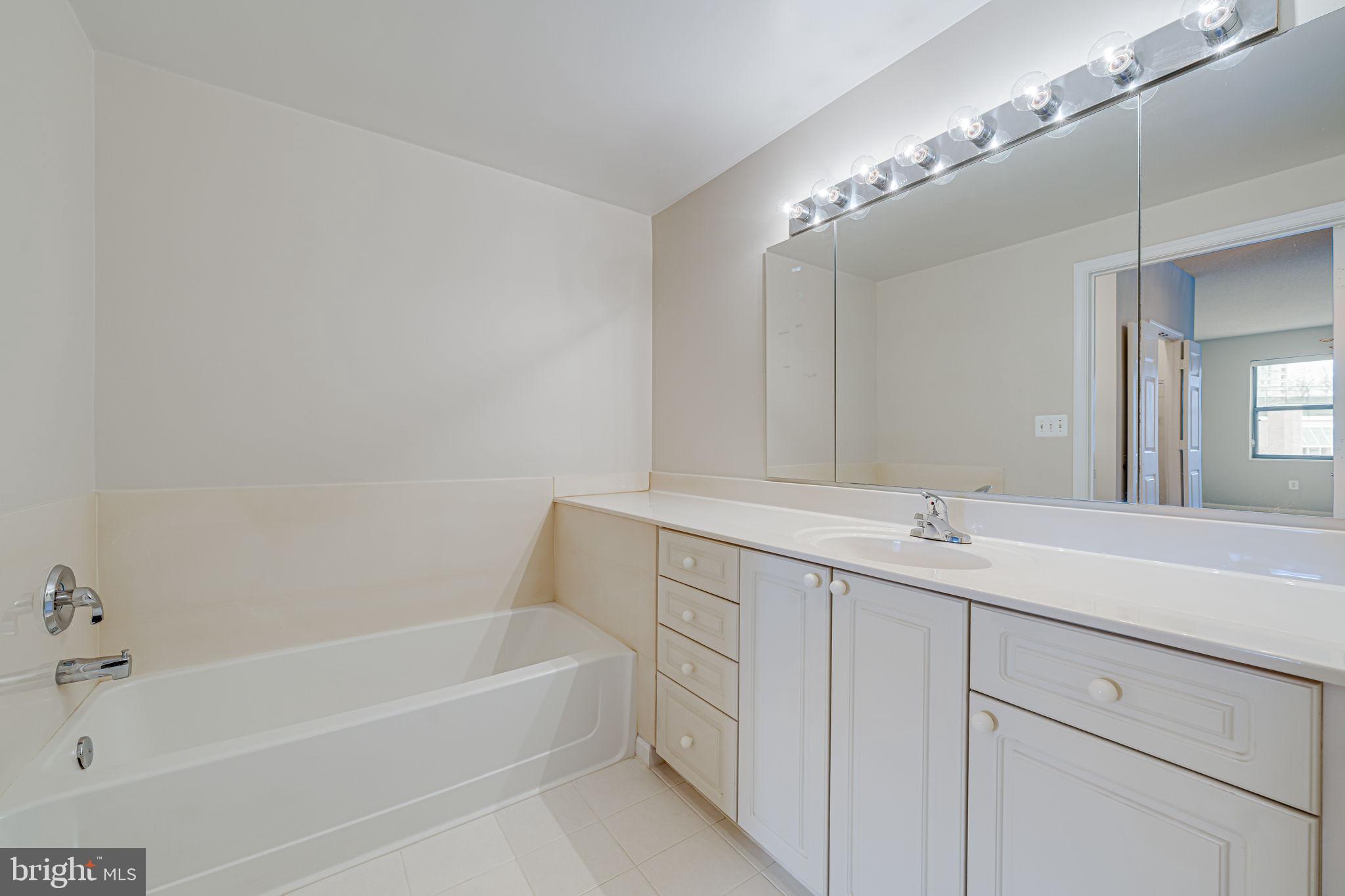 LANSDOWNE WOODS LEISURE WORLD - Residential