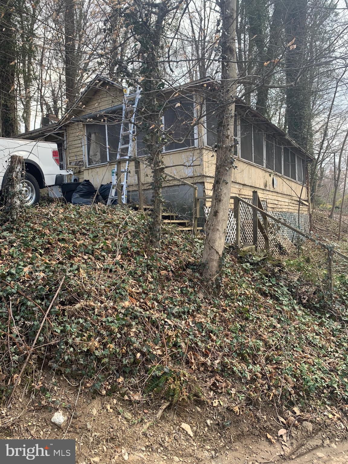 603 W POPLAR LANE