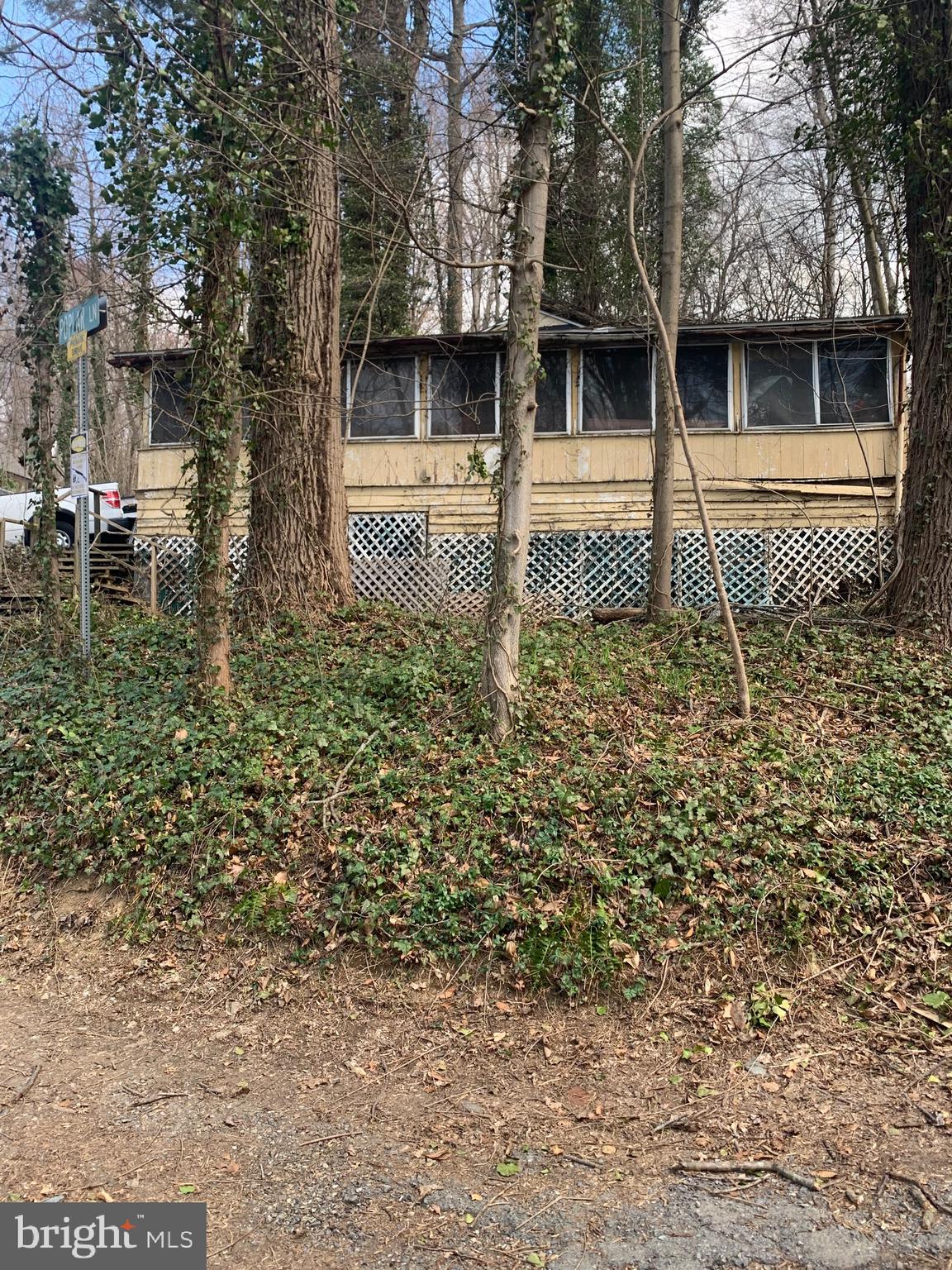 603 W POPLAR LANE