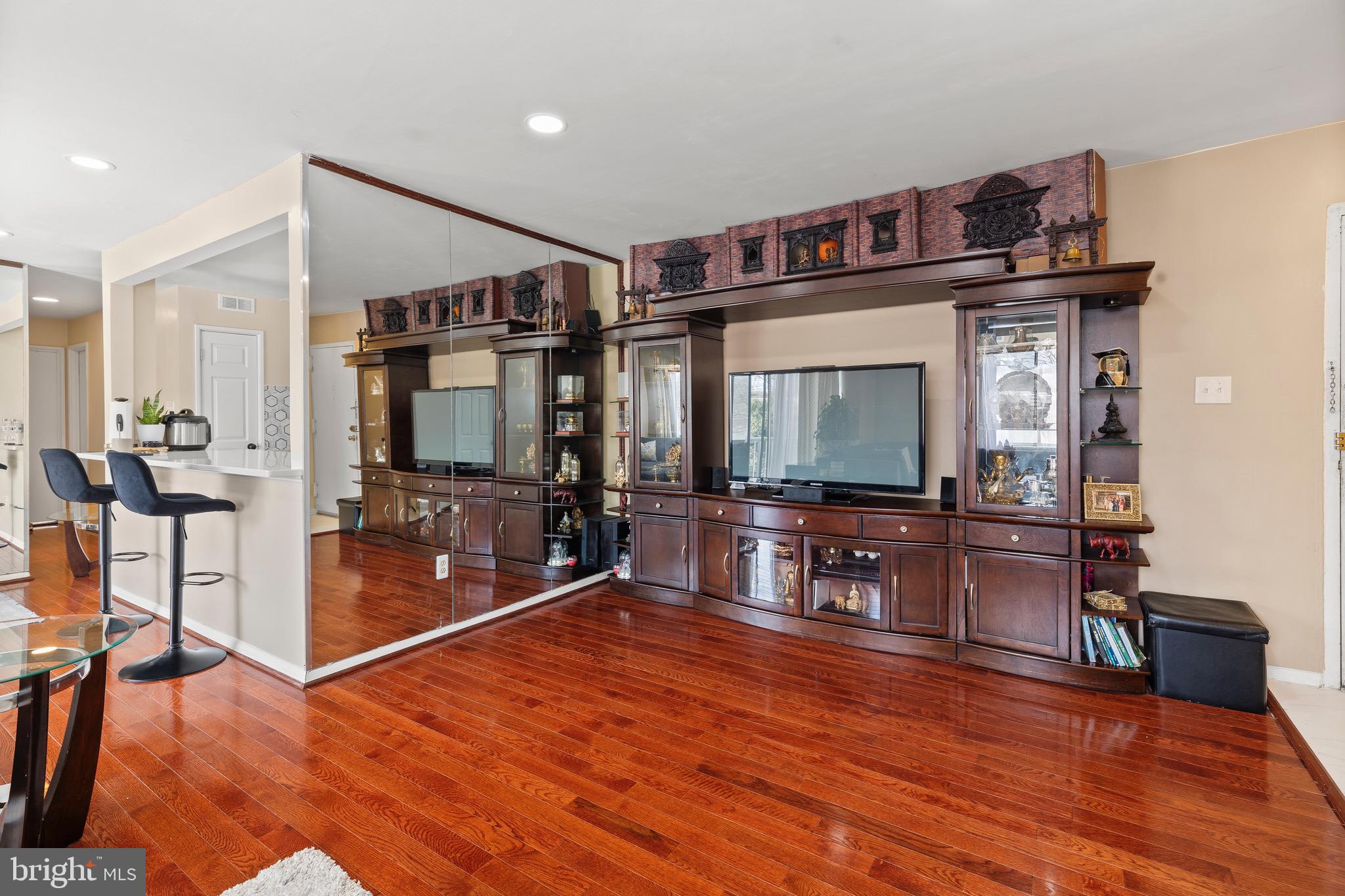 YORKTOWNE SQUARE - Residential