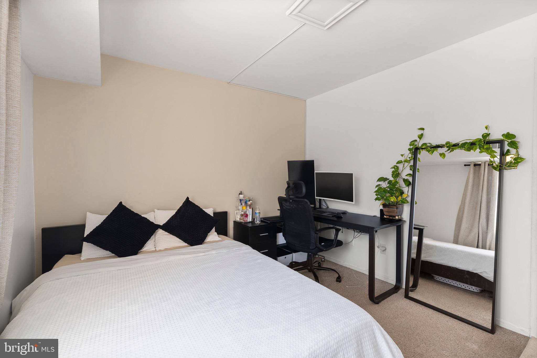 YORKTOWNE SQUARE - Residential