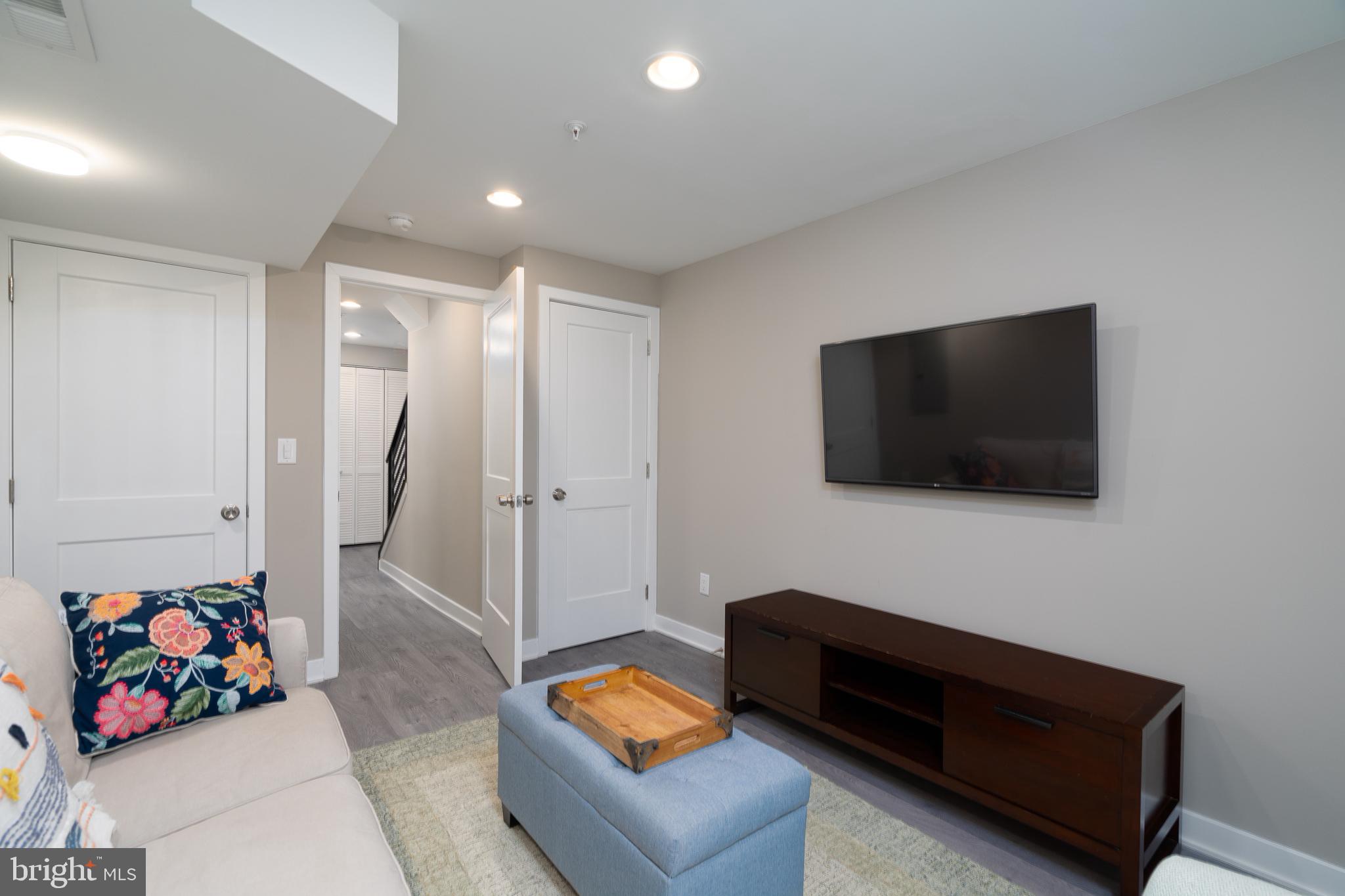 POINT BREEZE - Residential