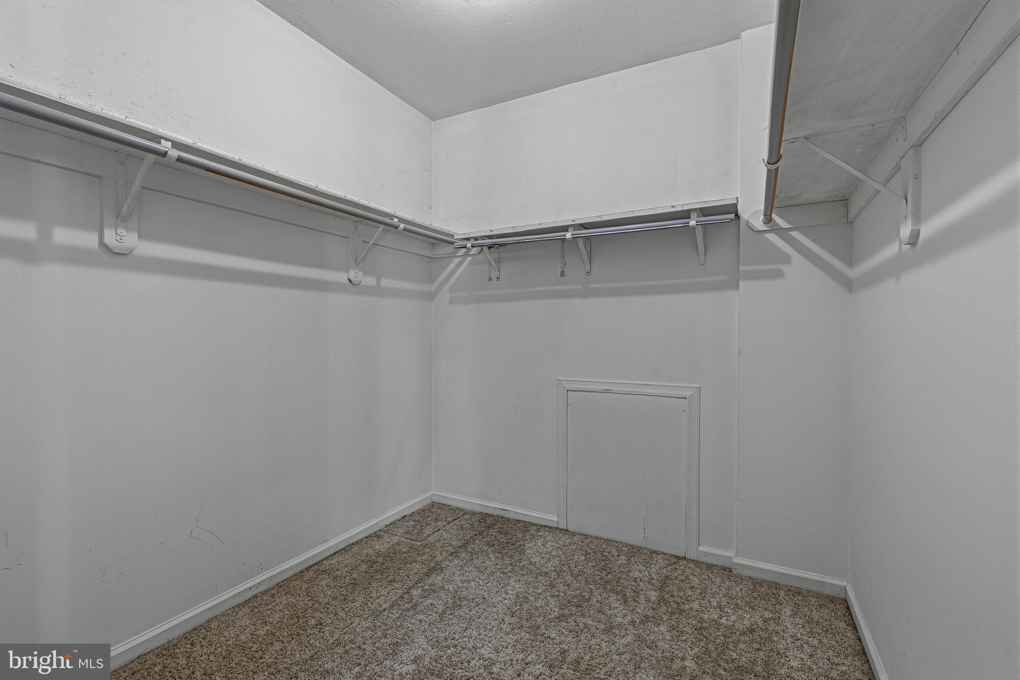 LONGWOOD KNOLLS - Residential