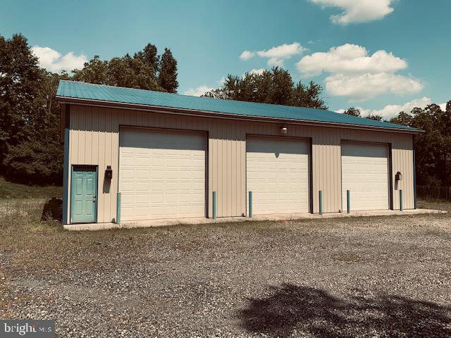 2 Bays of this beautiful storage garage and workshop are for rent. Approximately 38'x50' clear span with plenty of ground around it. This is a garage only for rent at a residential property.