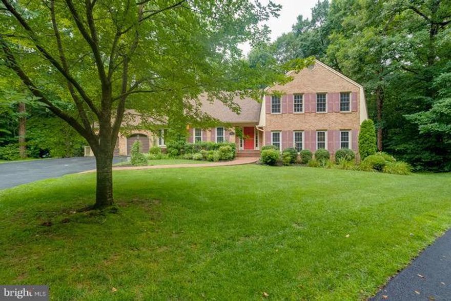 Sought after Canterberry Estates. 6 Bedrooms,4 baths. Perfect for a large family. New interior paint thru-out,Vaulted ceilings, Updated kitchen w/breakfast bar, Library,wet bar, huge master suite,updated bath,walk in closet. Rec rm in basement with full bath sliding door to rear fenced yard. Deck off kitchen with trees surround ,NOVA and GMU close by,.4000 sq ft, walk to Lake.