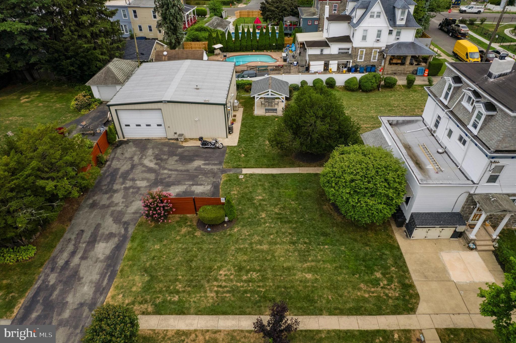 EAST OAK LANE - Residential Income