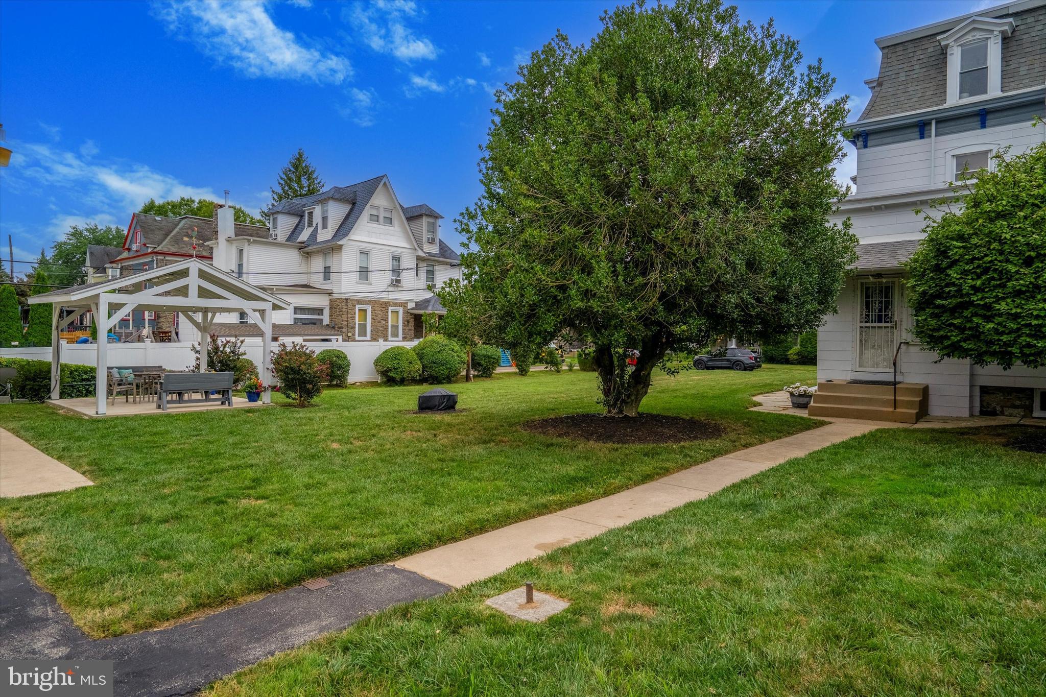 EAST OAK LANE - Residential Income