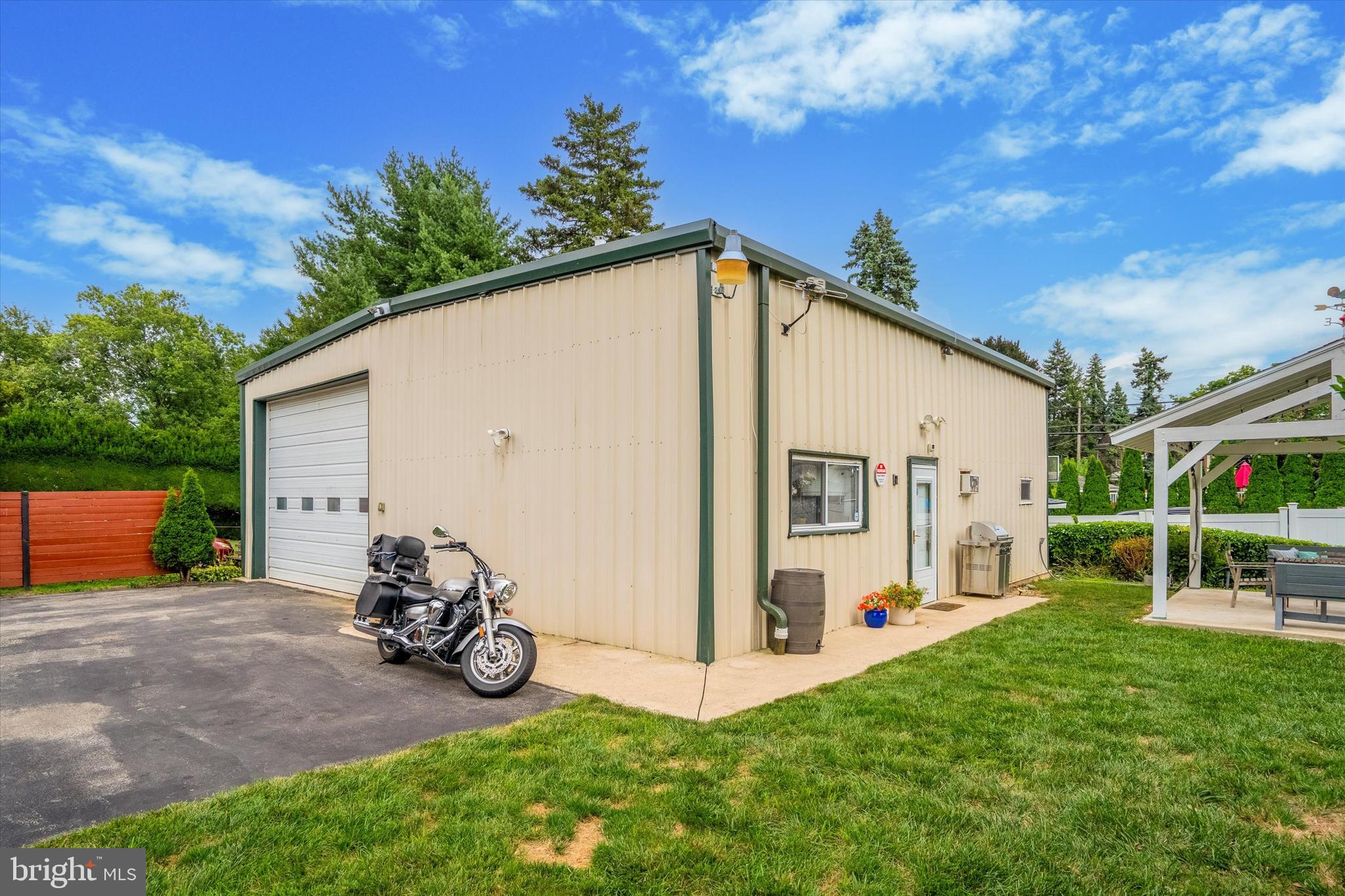 EAST OAK LANE - Residential Income