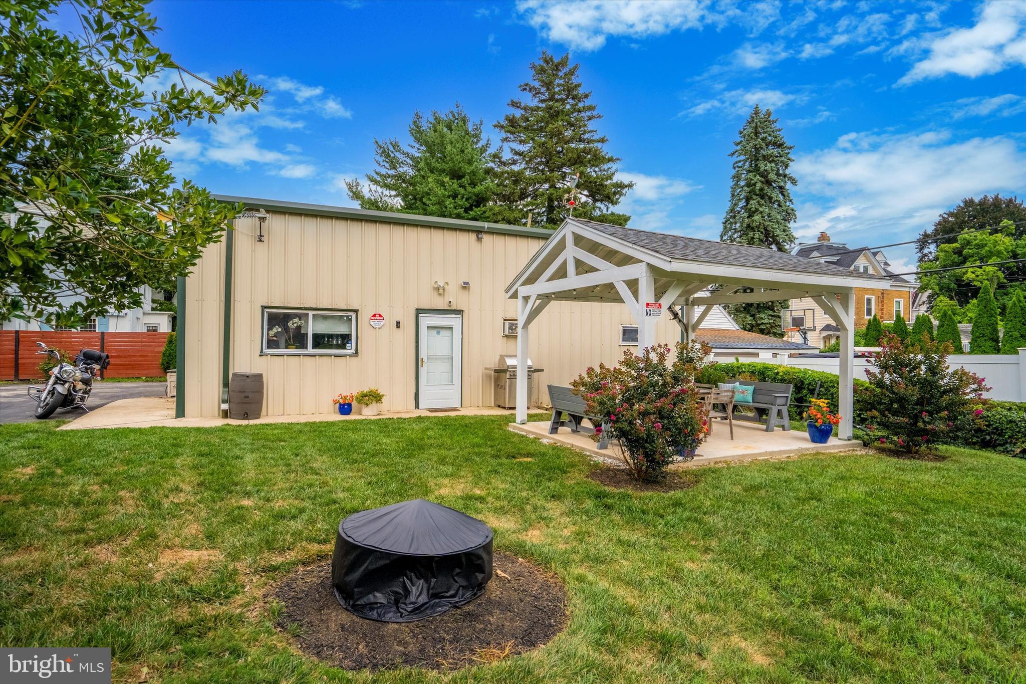 EAST OAK LANE - Residential Income