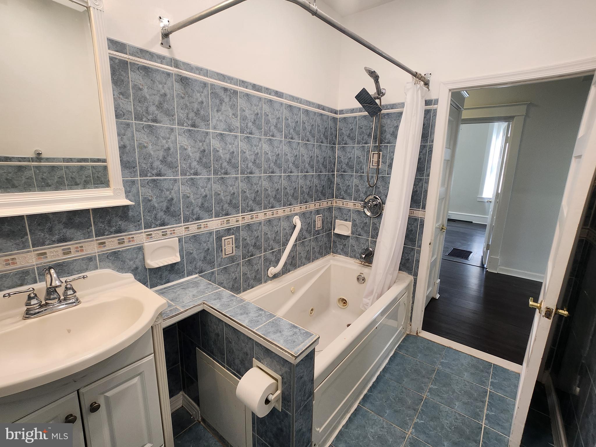 EAST OAK LANE - Residential Income