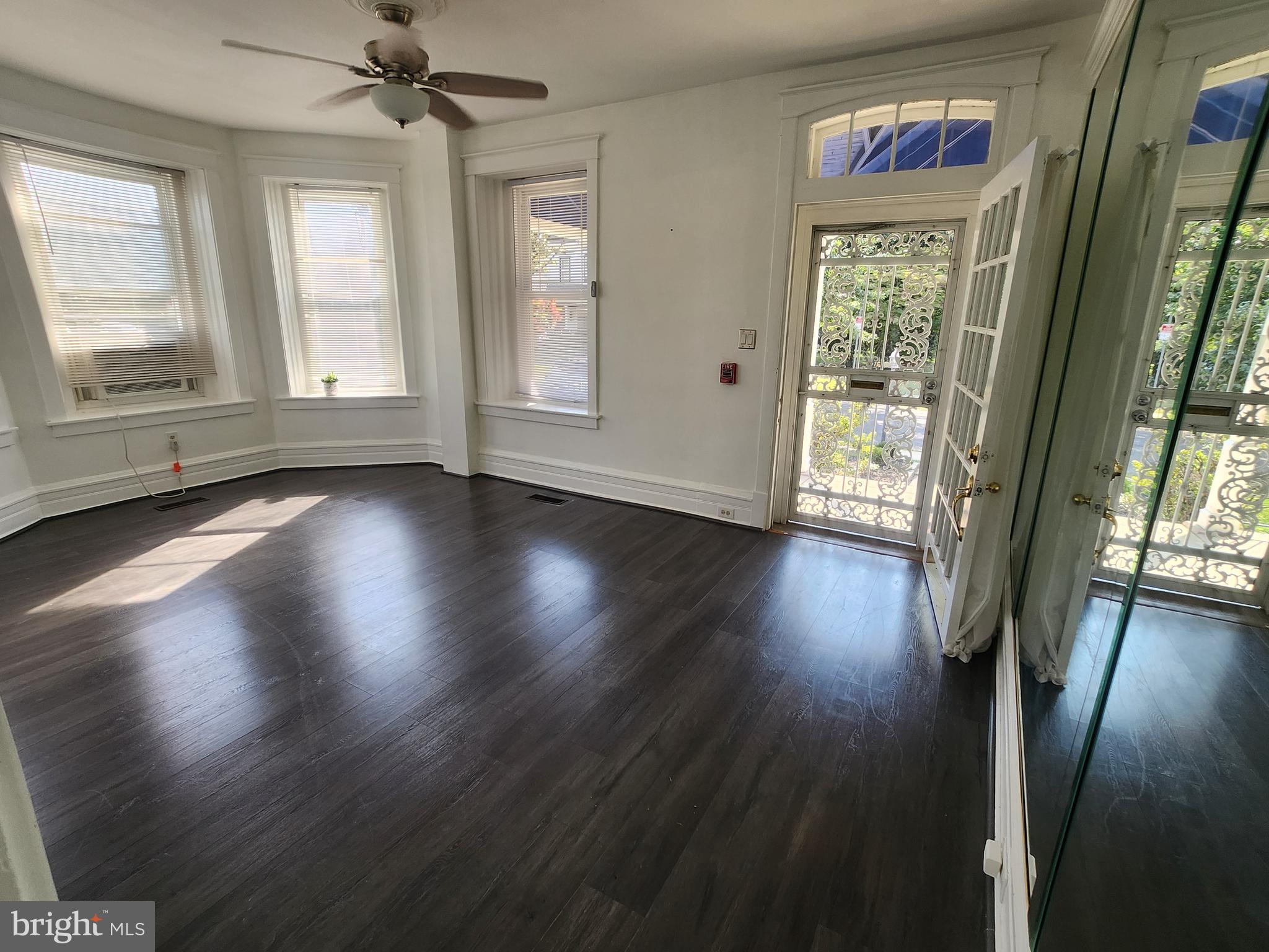 EAST OAK LANE - Residential Income