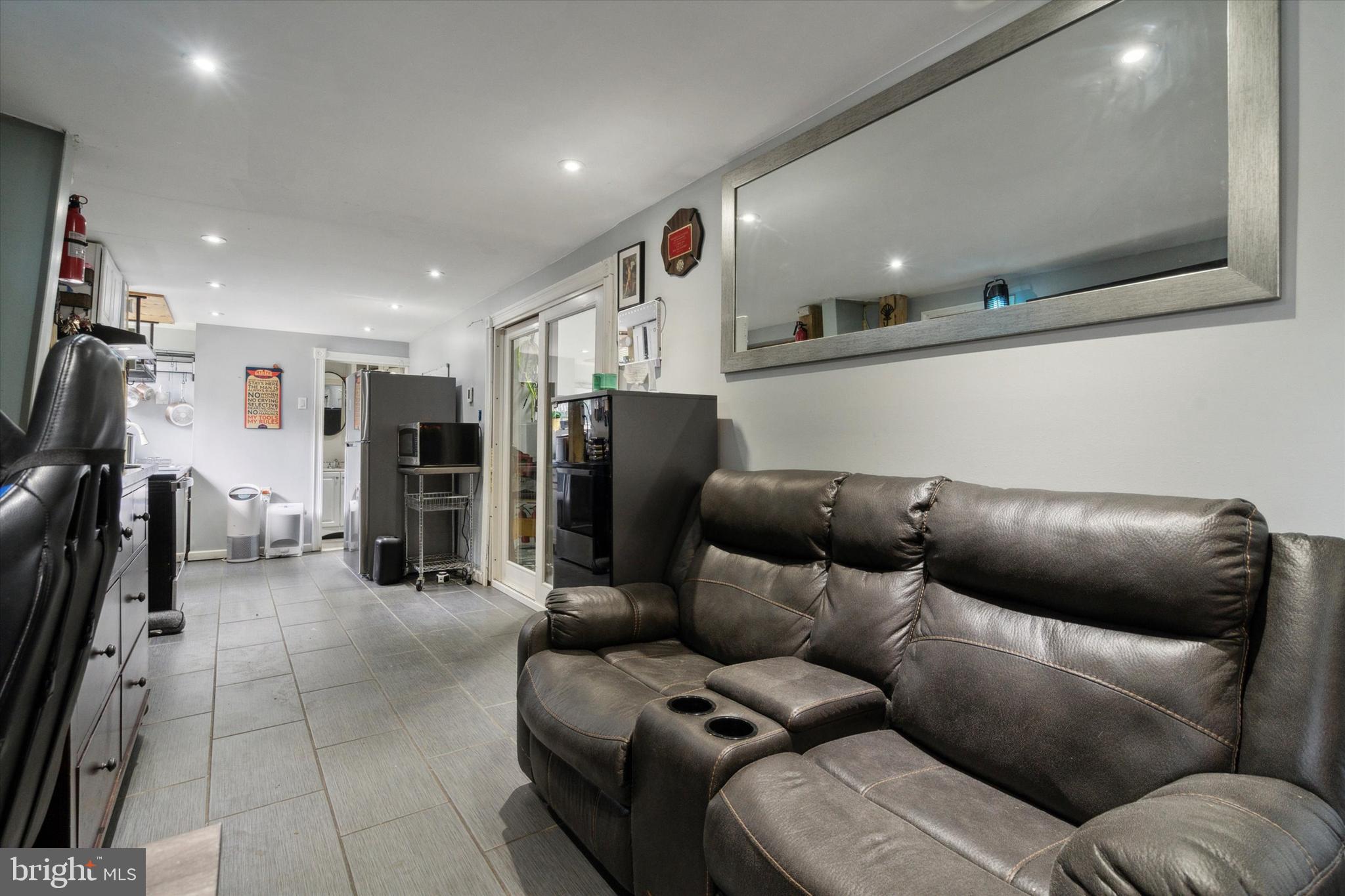 EAST OAK LANE - Residential Income