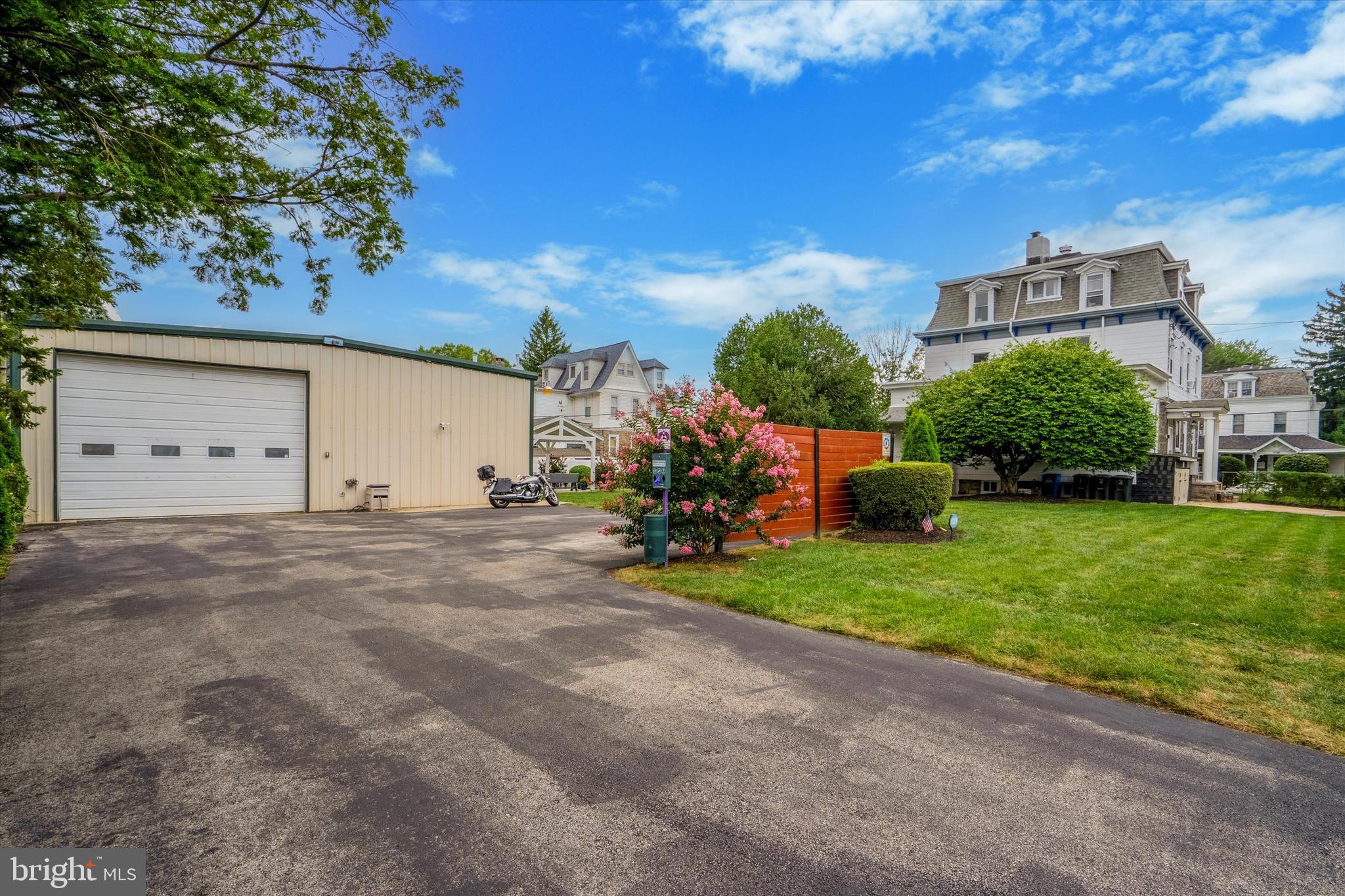 EAST OAK LANE - Residential Income