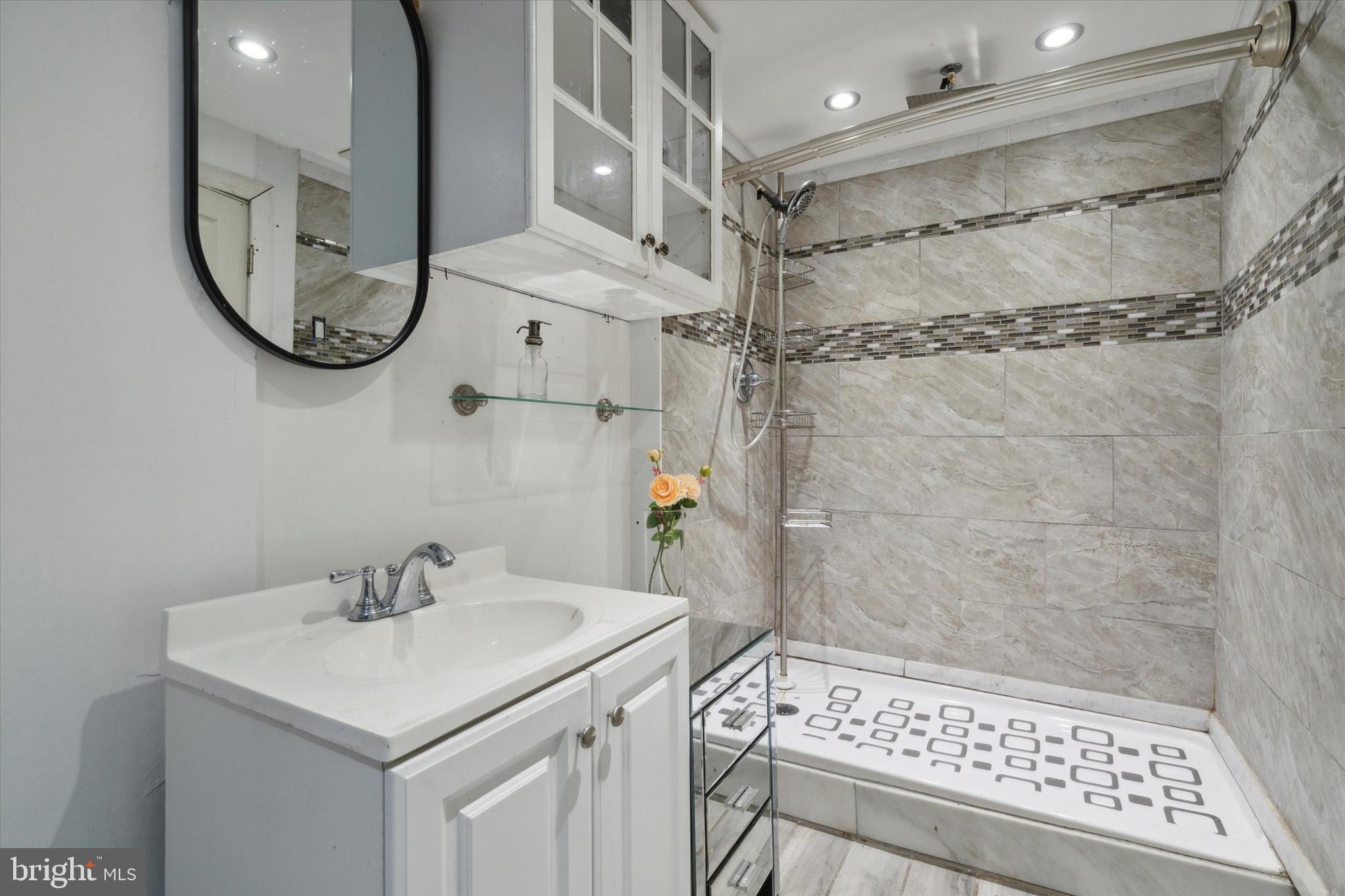 EAST OAK LANE - Residential Income