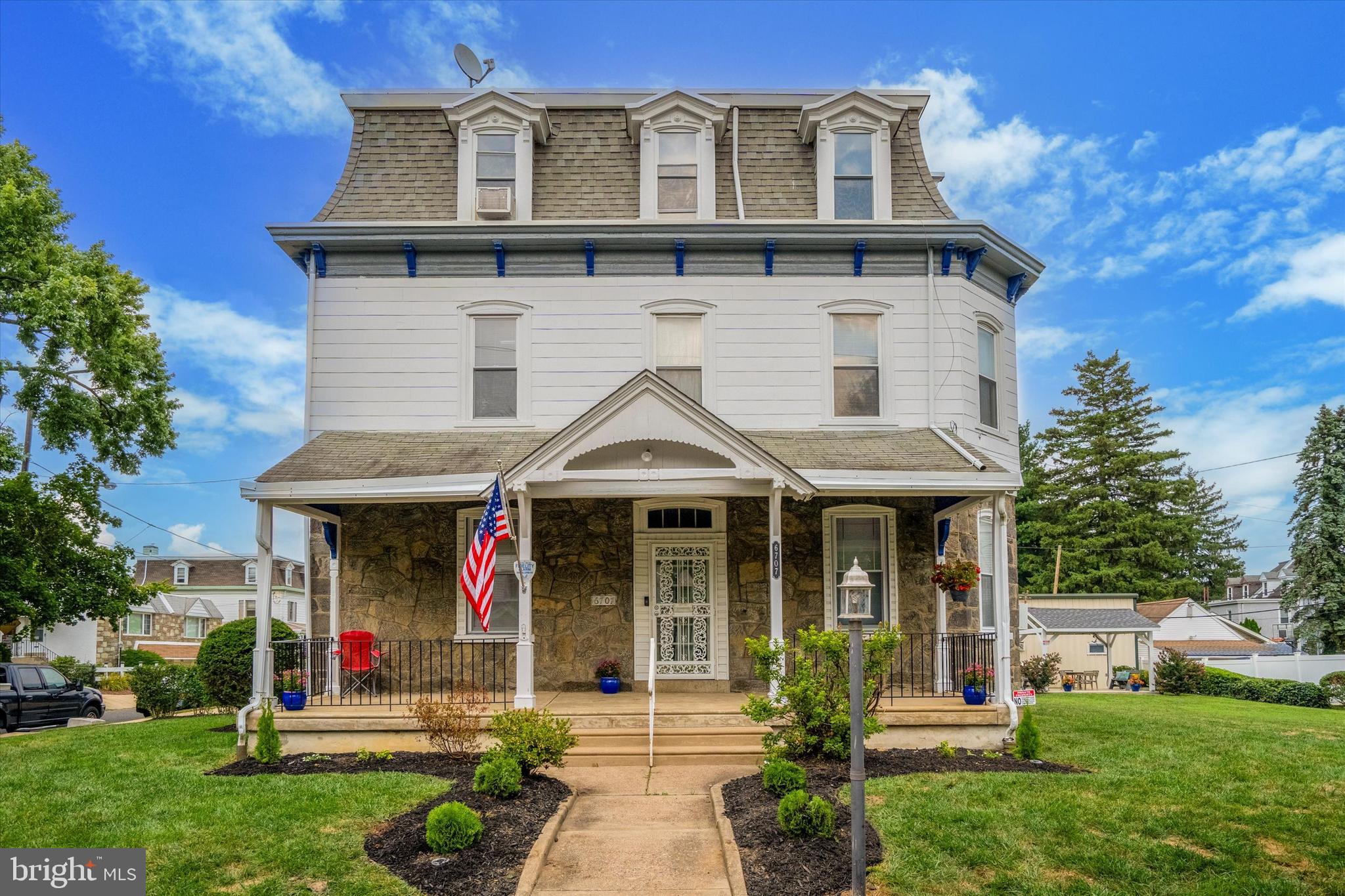 EAST OAK LANE - Residential Income