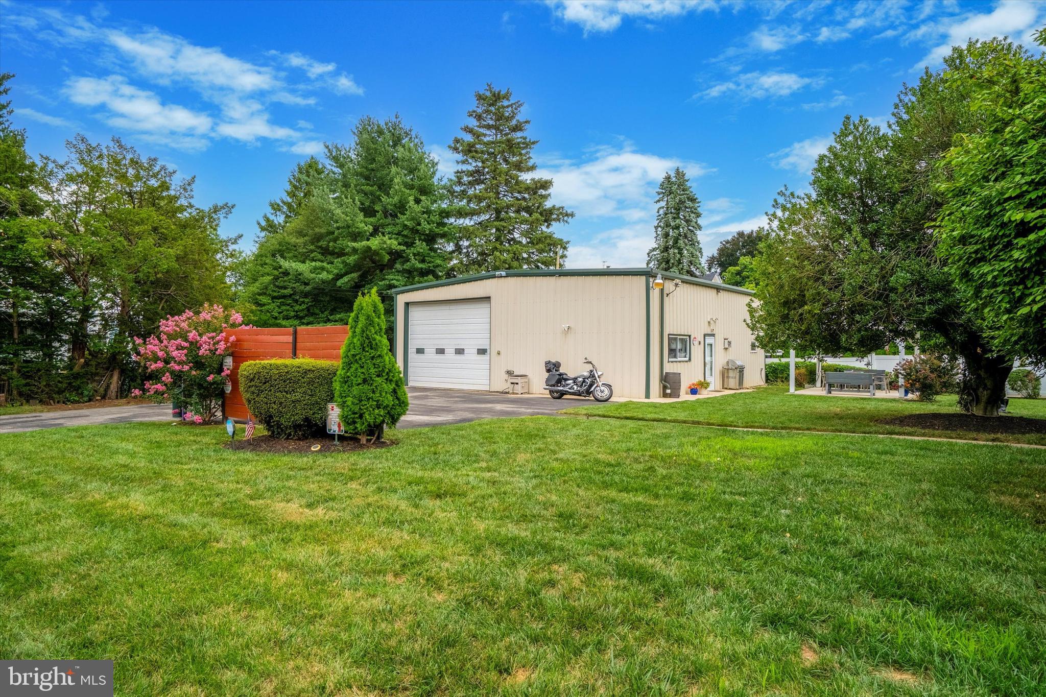 EAST OAK LANE - Residential Income