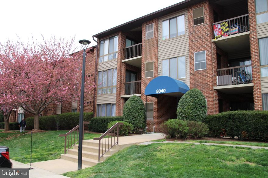 Upper level 2 bedroom 2 bath combo within walking distance to the Shady Grove Metro.   Clean and move in ready!  Community pool and workout out gym across the condo.   A traditional layout.   Laundry.  Balcony.  Close to I270 / I370.  Check out the virtual tour!

Available DEC 1.