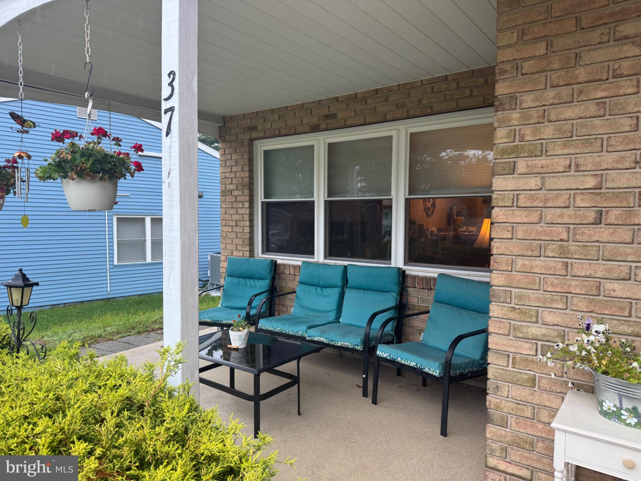 37 KINGSTON WAY