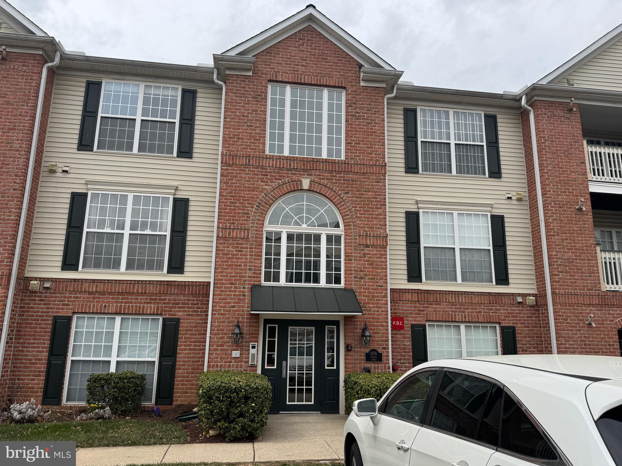 FIRST FLOOR CONDO LOCATED IN THE WHITTIER COMMUNITY. THIS TWO BEDROOM TWO BATH CONDO IS WELL MAINTAINED THROUGHOUT. CONVENIENTLY LOCATED NEAR SHOPPING, DINING, AND HAS EASY ACCESS TO MAJOR COMMUTER ROUTES. NONSMOKING UNIT AND NO PETS. READY FOR IMMEDIATE OCCUPANCY.
