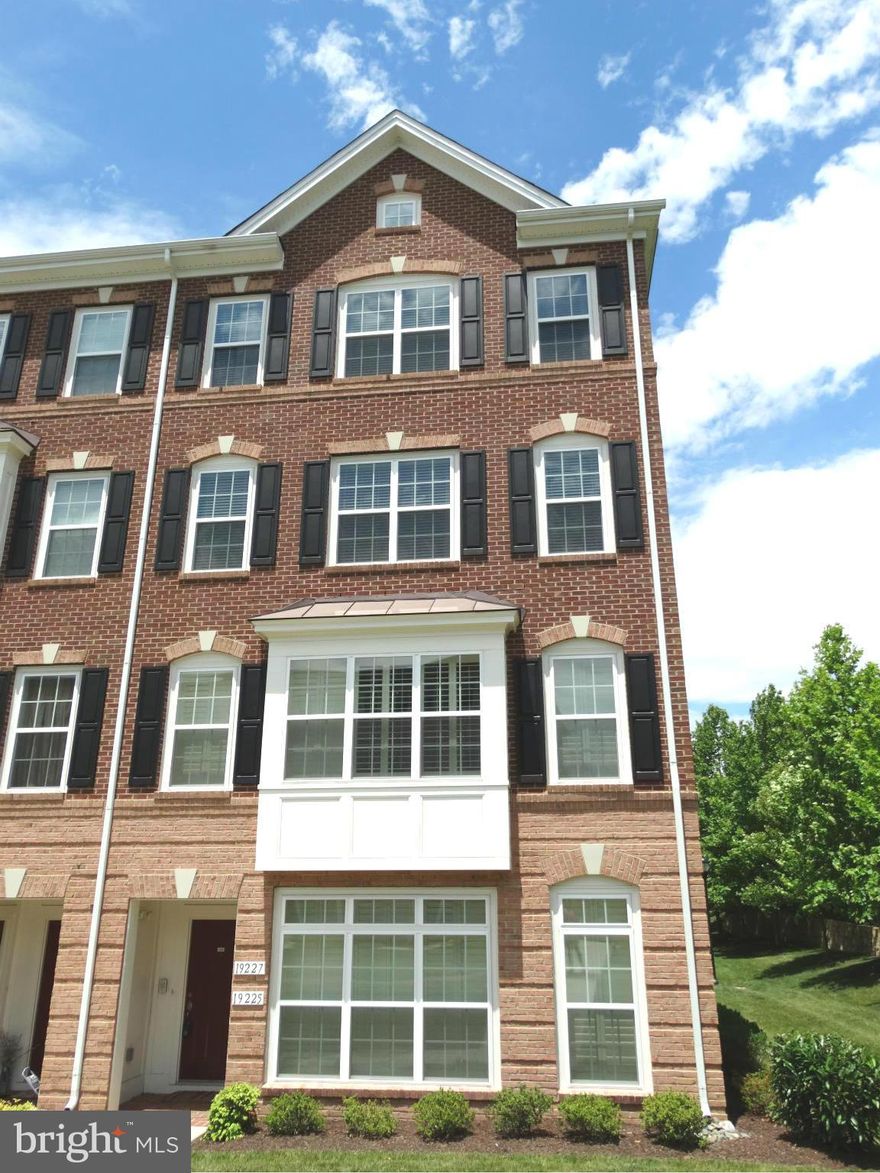 .BEAUTIFUL UPPER LEVEL STACKED TOWNHOUSE-STYLE CONDO JUST STEPS FROM TOWNE CENTER*3BR,2.5BA,1CAR GARAGE BOASTS GLEAMING HARDWOODS IN THE KITCHEN,*OPEN FLOOR PLAN*LIVING ROOM W/BONUS ROOM (DEN)*KITCHEN FEATURES GRANITE, PEACEFUL VIEW OF TREES OFF OF PRIVATE TERRACE. WALK TO SHOPS, AND RESTAURANTS, LIVE THE FABULOUS LIFE. HURRY THIS ONE WON'T LAST.