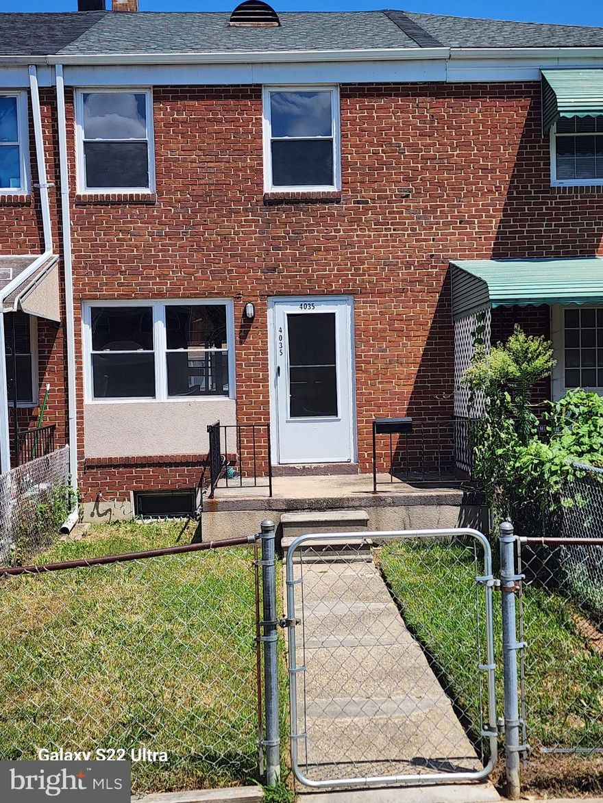 This charming 3-bedroom, 1-bathroom townhouse is move-in ready and waiting for its new tenants. The main level offers a bright and welcoming living space with hardwood floors, while the  kitchen flows seamlessly into the dining area—perfect for both everyday living and entertaining.
Upstairs, you’ll find three bedrooms and a full bathroom.   Conveniently located near shopping, dining, parks, and major commuter routes, this home blends comfort, style, and accessibility.
The basement is open and can be used as needed for additional living space, a playroom or just storage space.  Pets case by case basis.