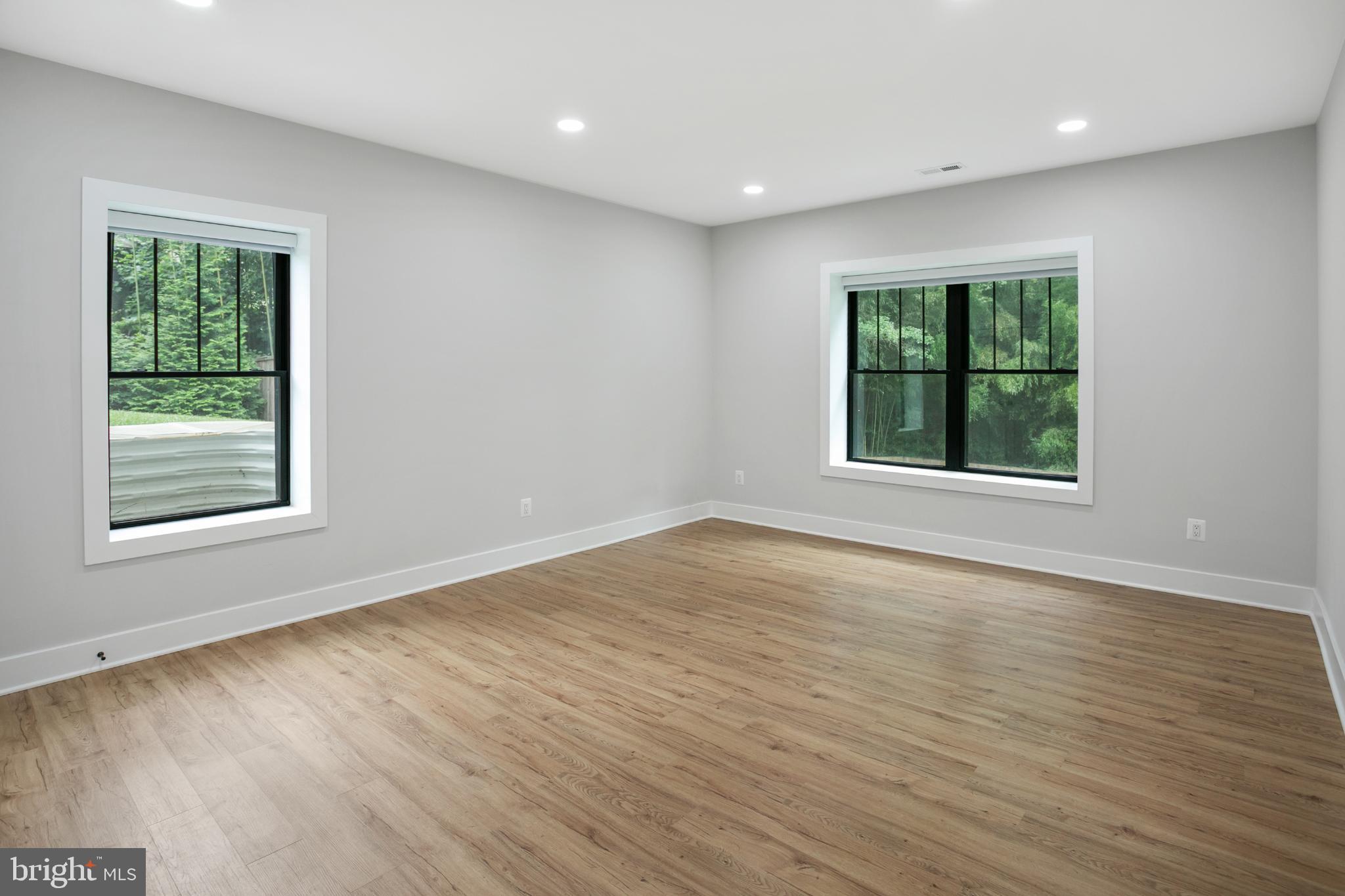 VIENNA WOODS - Residential