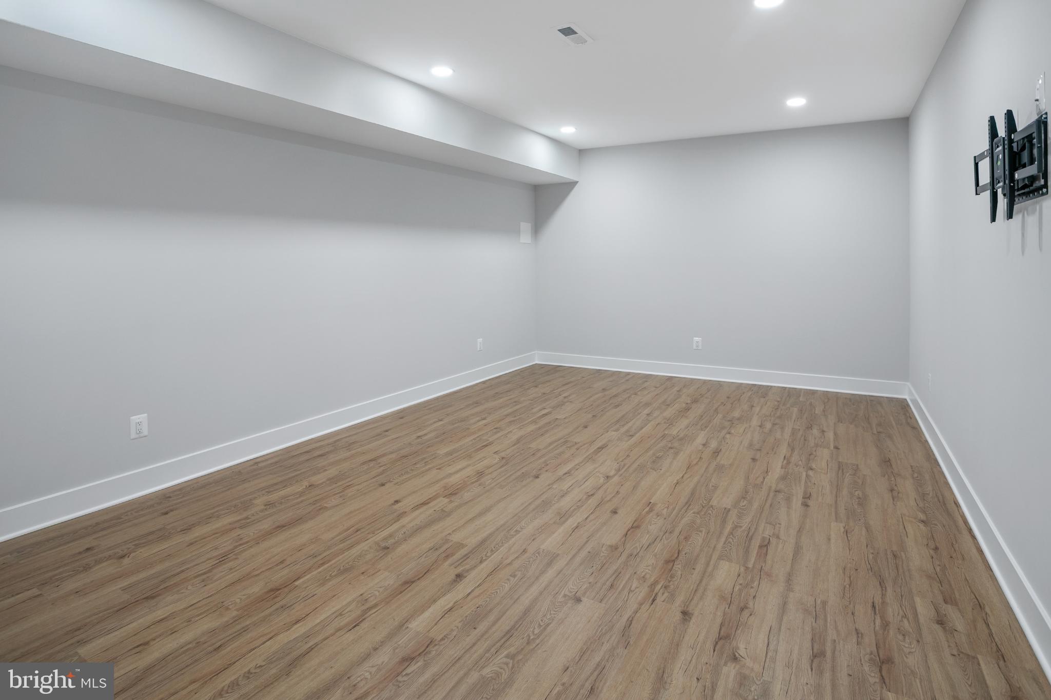 VIENNA WOODS - Residential